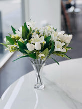 Load image into Gallery viewer, Artificial Lily/Tulip Bunch 36cm – White